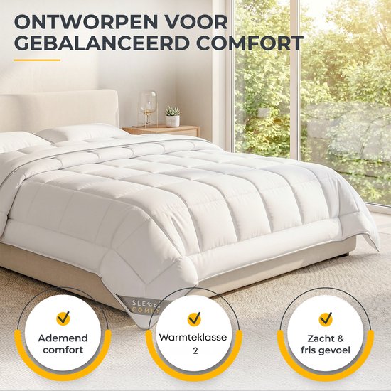 Wit dekbed op een groot bed bij een raam met zonlicht, 'Ontworpen voor gebalanceerd comfort'.