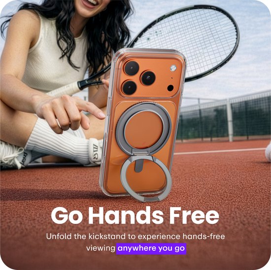 Femme avec coque iPhone orange et support annulaire, 'Go Hands Free' sur un court de tennis.