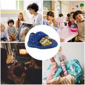 Collage van kinderen die spelen en leren. In het midden een blauwe Paw Patrol pantoffel met Chase en Marshall.