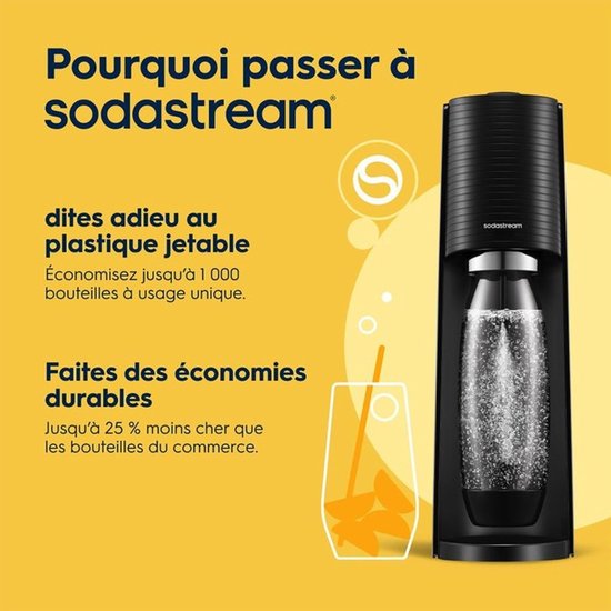 Zwarte Sodastream met glas bruiswater en informatie over plastic besparing.