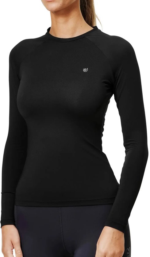 Vrouw draagt een zwart, nauwsluitend shirt met lange mouwen en een donkergrijze legging.
