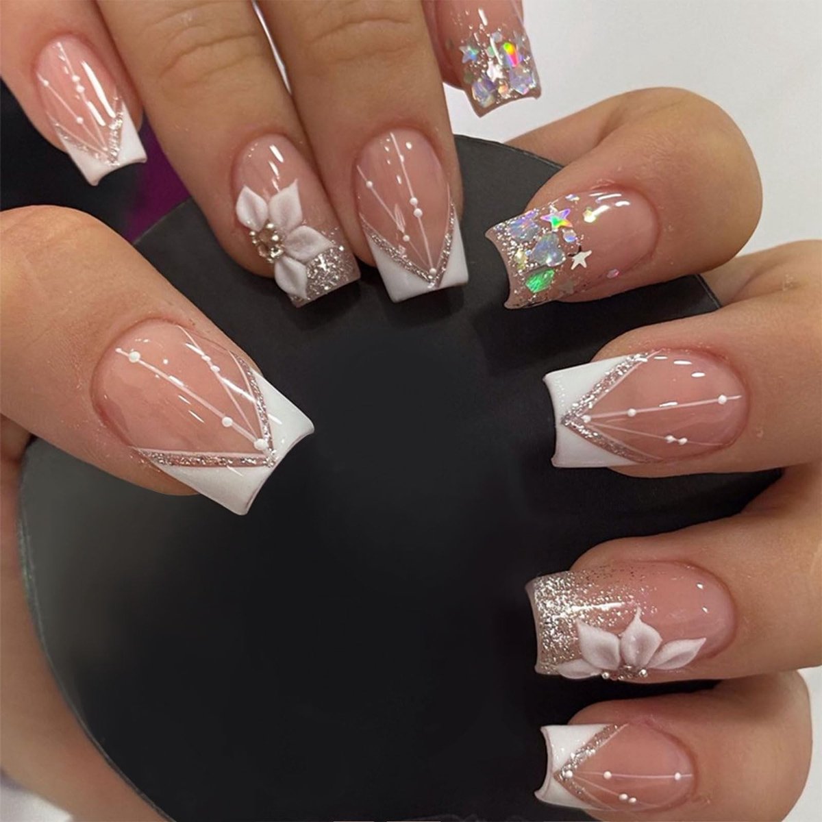 Dailygoods - Vierkante Kunstnagels - Glanzend Roze - Strass-steentjes en Bloemen - 24 Stuks - Franse Kunstnagels - Perfect voor Feestjes en Evenemente