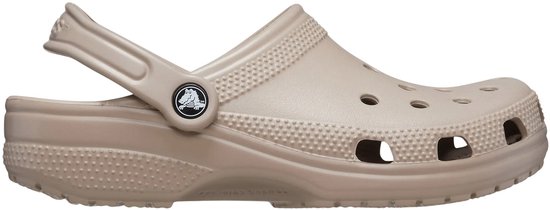 Profiel van een taupekleurige Croc met de band naar achteren geklapt.
