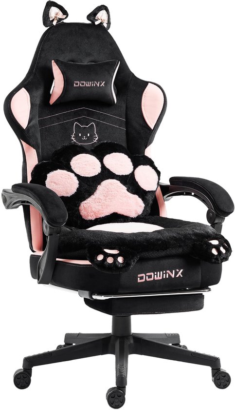 Zwarte gamingstoel met roze accenten, kattenoren en een pootvormig kussen.
