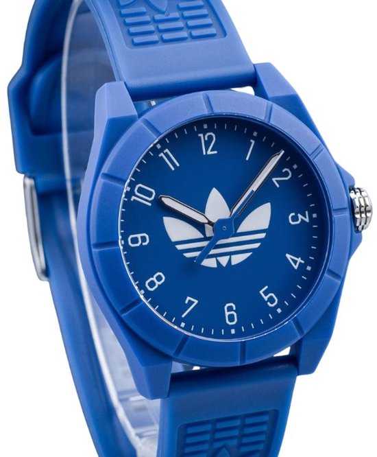 Blauw Adidas horloge met blauwe wijzerplaat, wit Adidas Trefoil logo en zilverkleurige knop.