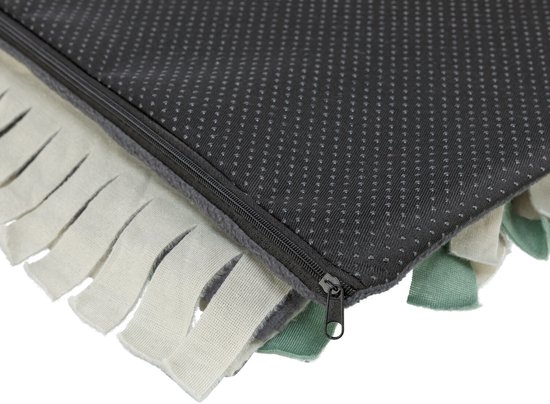Donkergrijze, anti-slip achterkant van een snuffelmat met rits en een rand van witte en lichtgroene stoffen stroken.