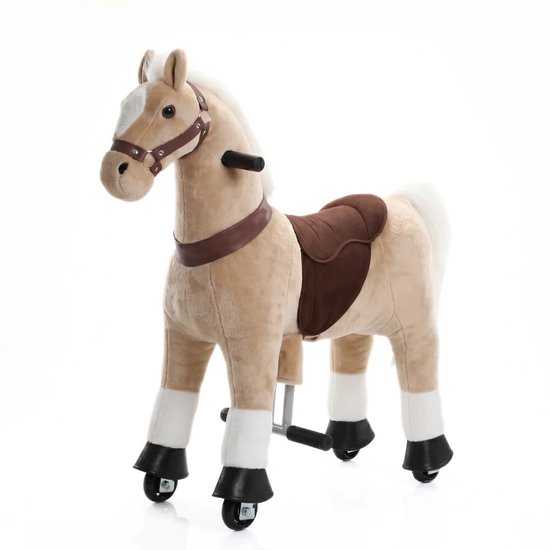 Beige speelgoedpaard met zachte vacht, bruine teugels en zadel, witte manen en staart, op wielen.