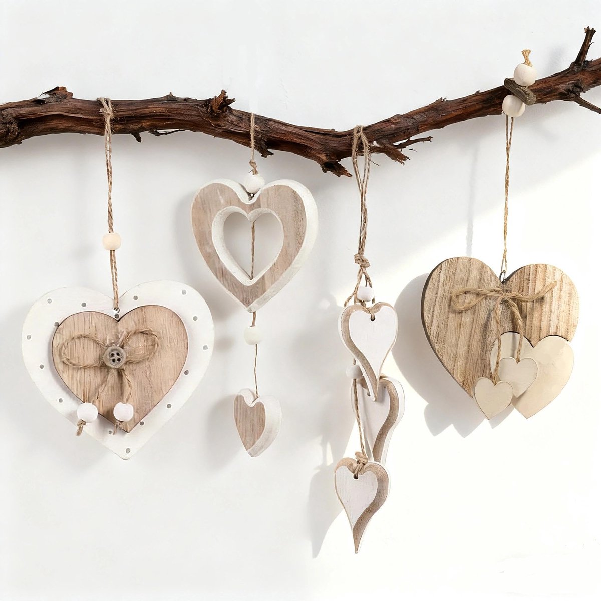MTTproducts- Raamdecoratie Houten Hangers - 4 Stuks - Decoratief Hart - Geschikt voor Bruiloft - Stabiele Constructie - Zachte Kleuren - Hangdecoratie