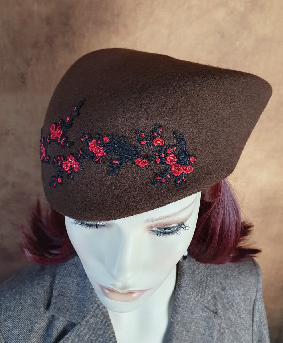 Creaciones Hoeden Collectie – Pillbox Hoed – Wolvilt bruin – Rood kant en kralen – Maat 56 cm – Handgemaakt en Uniek