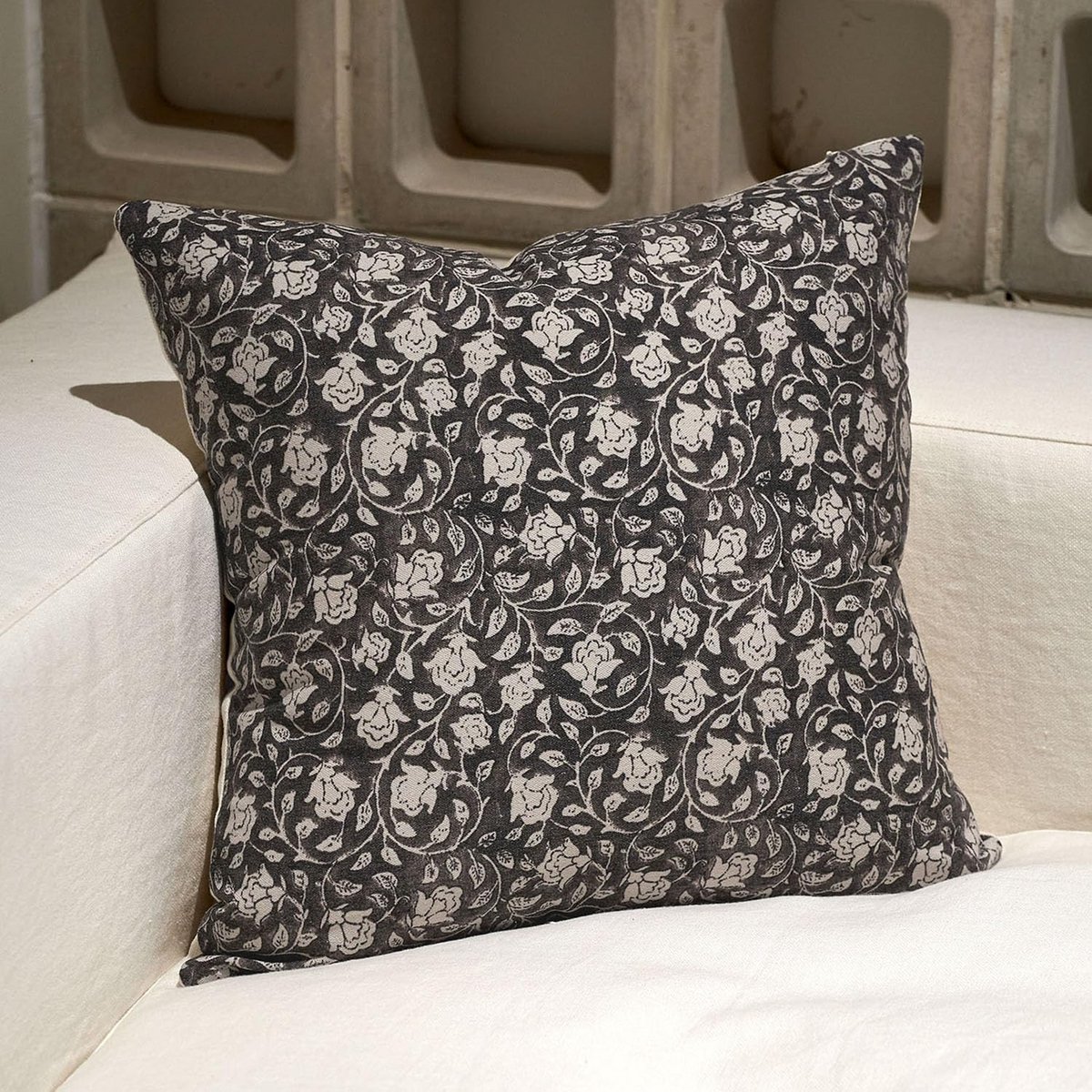 Decoratieve Bloemen Kussenhoes 51x51 cm - Zwarte Sierkussensloop voor Woonkamer en Bank - Neutrale Accent
