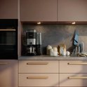 Philips koffiezetapparaat in een moderne keuken, met glazen kan en digitale bediening.