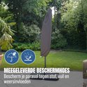Grijze zweefparasol in een bruine beschermhoes, op een terras met groen.