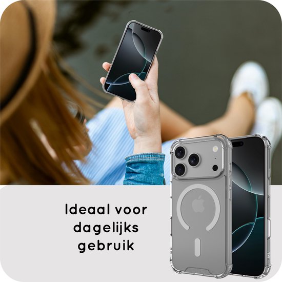 Vrouw houdt transparante iPhone 14 Pro hoes vast. Naast haar staat een transparante hoes met MagSafe-aanduiding.