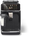 Zwarte Philips 5500 Series volautomatische espressomachine met LatteGo en een touchdisplay waarop 'Please select drink' staat.