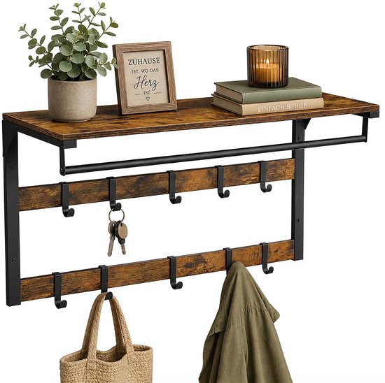 Wandkapstok met houten plank, zwarte haken, plant, fotolijst, kaars, boeken, sleutels en tas.