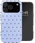 Lichtblauwe telefoonhoes met bruine stippen, getoond met een iPhone.