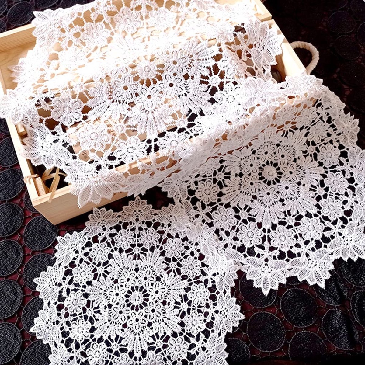 Dailygoods - Dailygoody - Ronde geborduurde placemats - Decoratieve tafelmat - Wit - Kanten tafelmat - Geschikt voor bruiloften en verjaardagsfeesten
