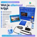 Inhoud van de AngelTech kindertablet combipakket: blauwe tablet, koptelefoon, oplader, pen, en andere accessoires