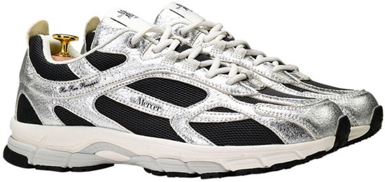 Paar zilverkleurige sneakers met zwarte mesh panelen. 'Mercer' logo's en witte veters. Crèmekleurige zolen.