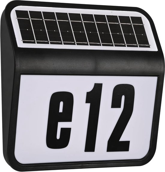 Close-up van een zwart huisnummerbord met 'e12' en zonnepaneel bovenaan.
