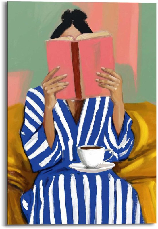 Vrouw in blauw-wit gestreept gewaad leest een boek op een gele bank, met een kopje koffie.