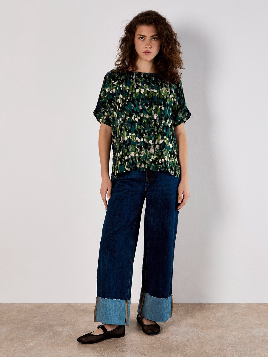 Top met abstracte penseelstreken