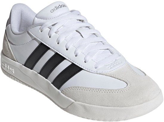 Witte Adidas sneaker met zwarte strepen, suède neus en veters.