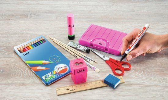 LISA-merk schoolspullen: potloden, stiften, schaar, puntenslijper, liniaal, gum, kwasten en verf.