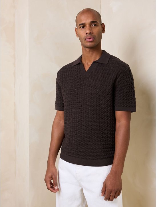 Man met kort bruin poloshirt met visgraatpatroon en V-hals.