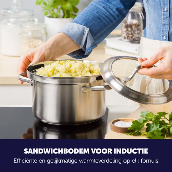 Handen die een pan met aardappelpuree op een inductiekookplaat plaatsen. Deksel opengeschoven.