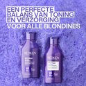 Deux bouteilles violettes Redken Blondage (shampooing et après-shampooing) côte à côte.