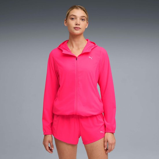 Vrouw, voorkant, felroze jas met capuchon en bijpassend korte broek.