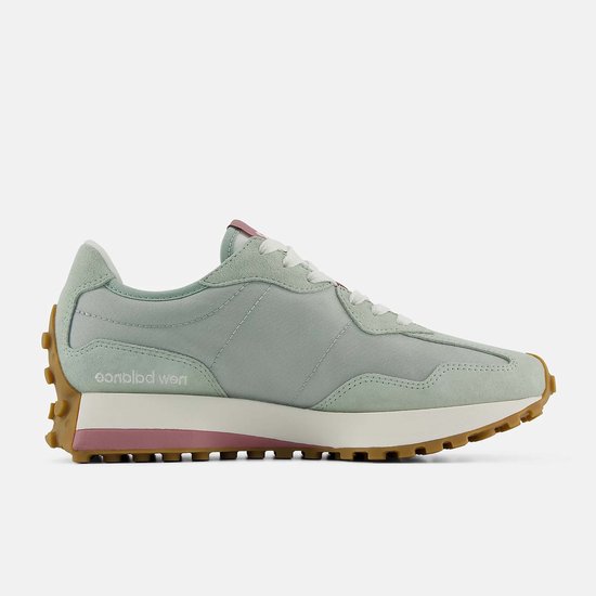 Lichtgrijze New Balance 327 sneaker met roze accenten en witte veters.