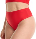 Vrouw met rode hoge taille string, van de zijkant gezien.