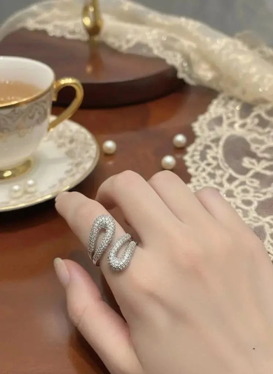 Dorvina VIP Messing Op 14K Verguld Zirkonia Rij Steen Van Voren Verstelbaar Zilver Dames Ring