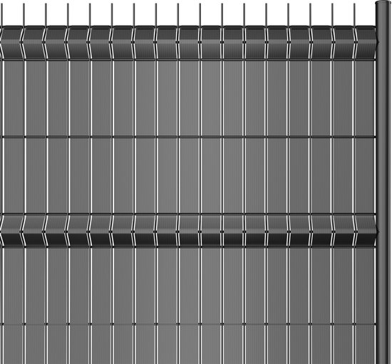 Grijze PVC privacystrips op een metalen hek.