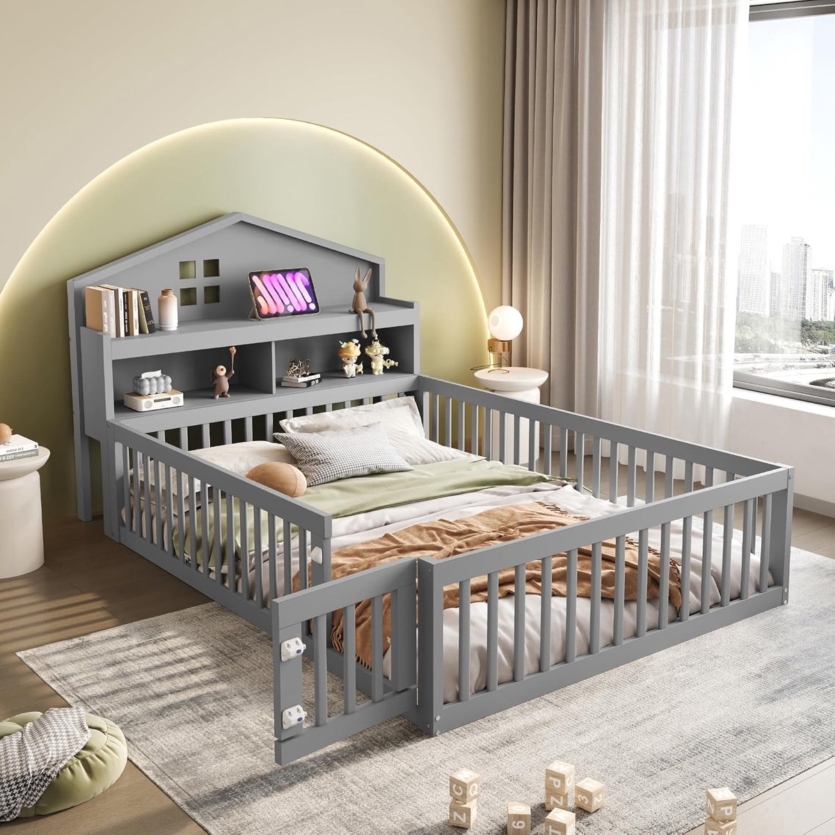 Kinderbed 140x200 cm met huisframe, valbeveiliging, deur, opbergruimte en lattenbodem – houten vloerbed met krijtbord en hoofdbord met planken – grijs – Laura