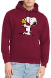 Wijnrode hoodie met opdruk van Snoopy die Woodstock vasthoudt, gedragen door model.