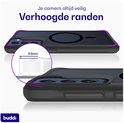 Donkerblauwe Samsung S21 FE met zwart hoesje, close-up van verhoogde randen rond camera en scherm.