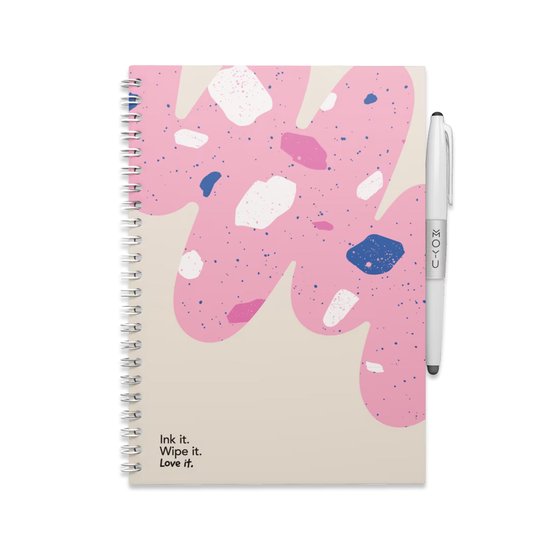 Notitieboek met terrazzo-print in roze, blauw, wit en oranje. Met een witte pen. Tekst: "Ink it. Wipe it. Love it."