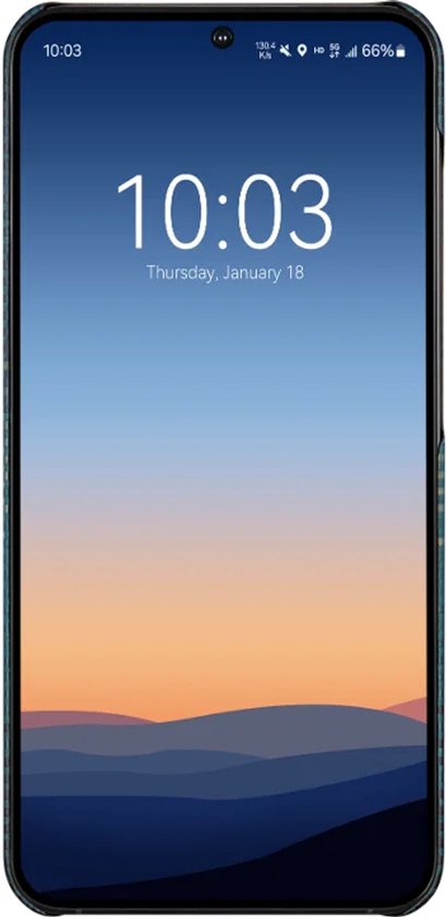 Telefoon met een blauw hoesje van aramidevezels met streepjespatroon. Toont klok en datum.