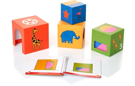 Oranje blok met giraf, gestapeld met gele blok met olifant en blauw blok met flamingo en ster. Groen blok met bliksem en nummer 3.