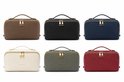 Zes SKINTONE toilettassen in verschillende kleuren: bruin, zwart, blauw, crème, olijfgroen en rood.