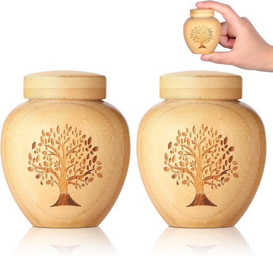 Twee identieke bamboe urnen met levensboom-motief, met een kleine urn in een hand erboven.