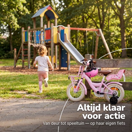 Roze kinderfiets met mandje en zitje, naast een speelplein. Altijd klaar voor actie.