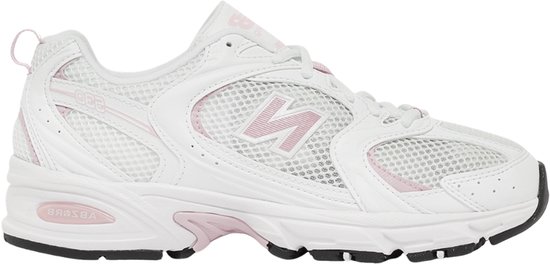 Witte New Balance 530 sneaker met roze accenten en een roze 'N' logo.