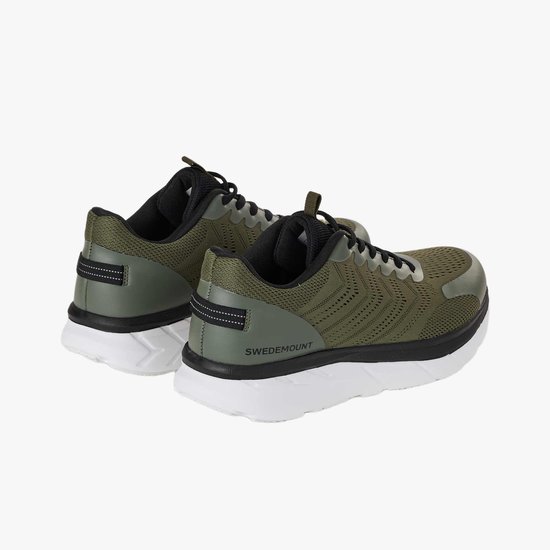 Olijfgroene sneakers met zwarte veters en witte zolen. 'SWEDEMOUNT' op de achterkant.