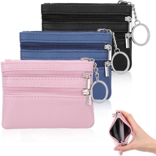 Trois portefeuilles noirs, bleus et roses avec porte-clés, présentés avec des pochettes agrandies.