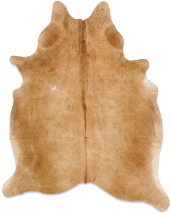 Een plat bruin koeienhuid vloerkleed met natuurlijke vormen en lichte vlekken, geïsoleerd op wit.