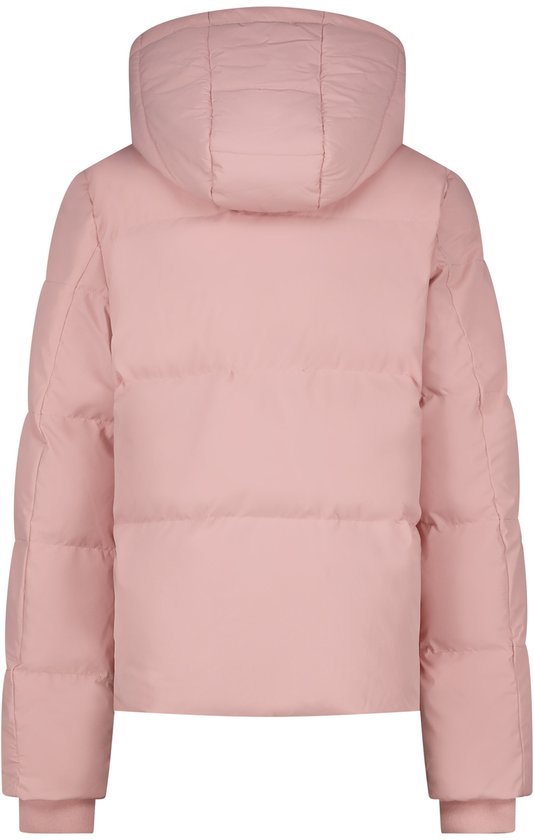 Achteraanzicht van een roze gewatteerde jas met een capuchon.